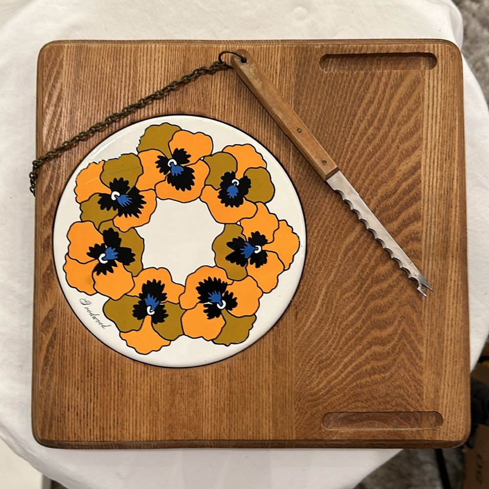 Vintage Cheese Board / Bread Board w Attached Knife